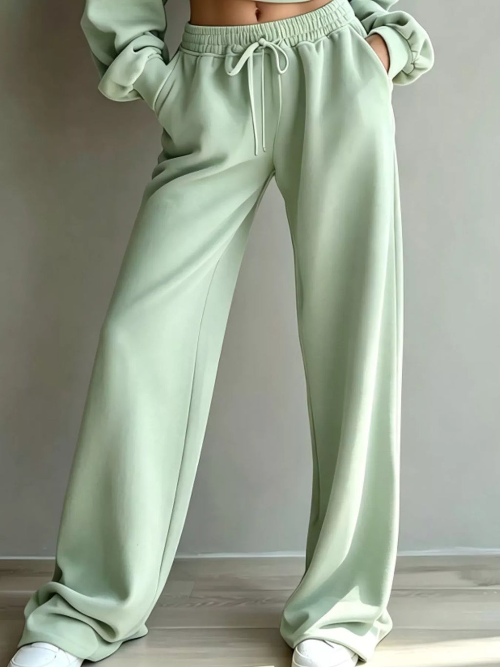 Ensemble sweat court col rond et pantalon large – photo produit 24