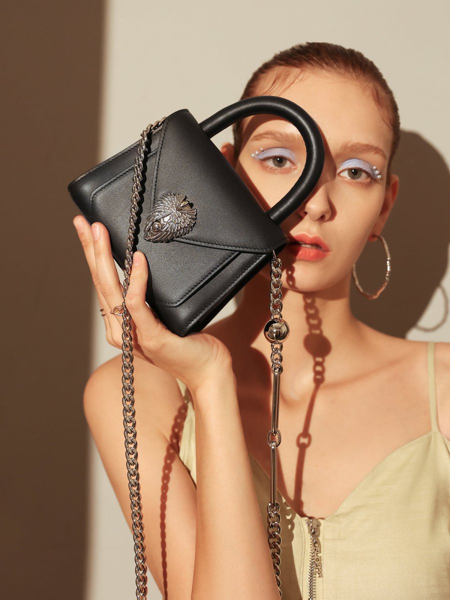 Sac Anthea en cuir à chaîne argentée – photo produit 6