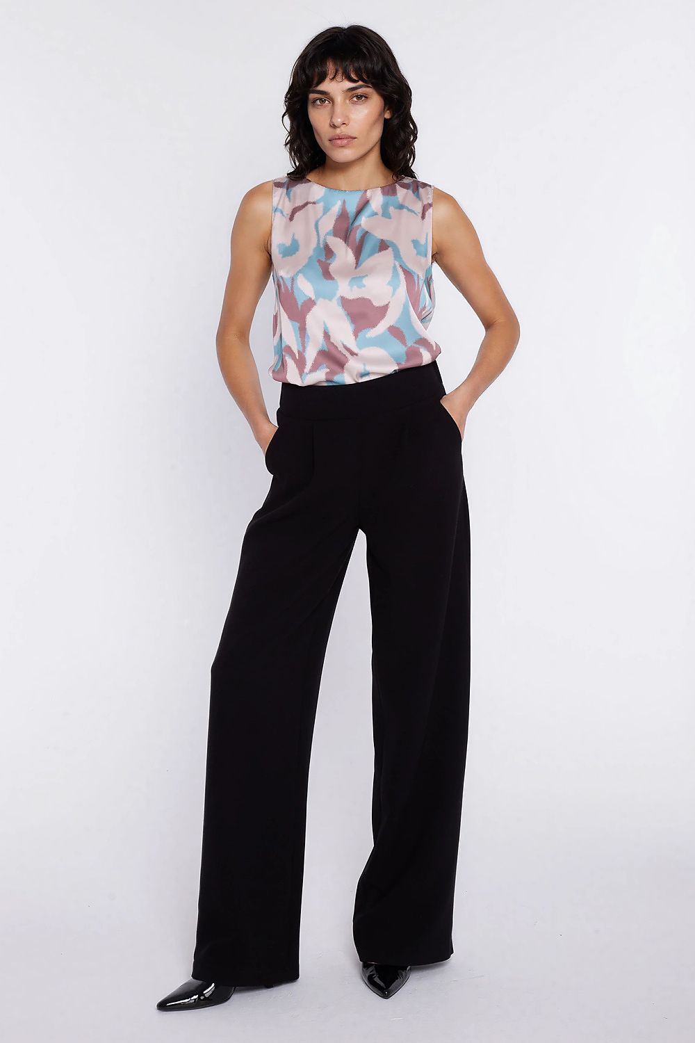  Women trousers model 225825 Nife 